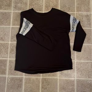 White and gray leopard top